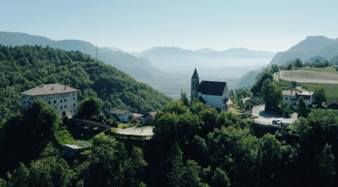 Dadurch hilft es, Stress abzubauen, die Flexibilität zu erhöhen und das Gleichgewicht von Körper und Geist wiederherzustellen. Wenn Sie also eine Auszeit vom hektischen Alltag suchen und sich in der atemberaubenden Natur Südtirols regenerieren möchten, dann ist dieses Retreat genau das Richtige für Sie.